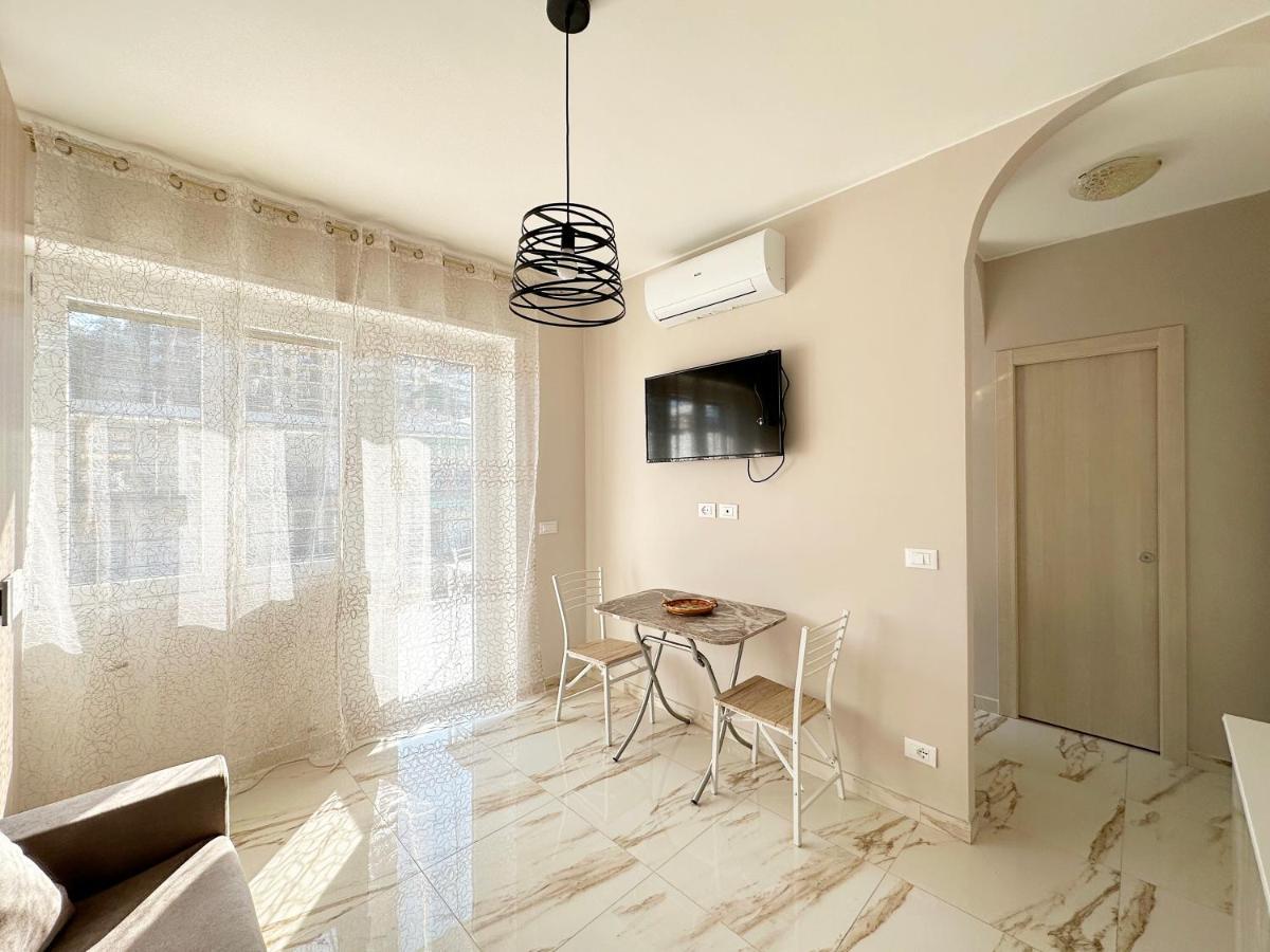 Wh - Un Posto Al Sole - Attico Monolocale Con Parcheggio Gratuito - 5 Minuti Dal Centro - Wifi Apartment Sanremo Bagian luar foto