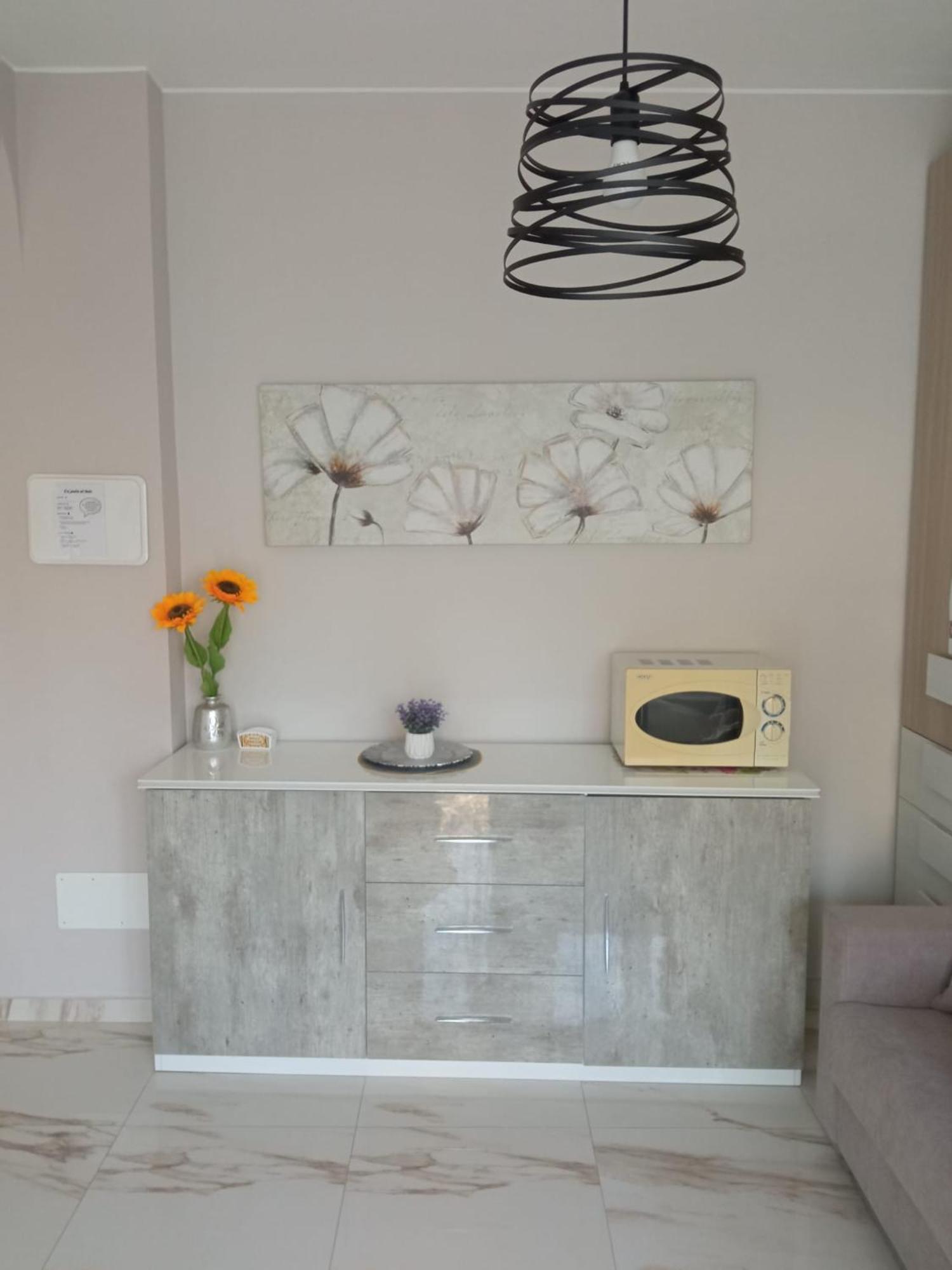 Wh - Un Posto Al Sole - Attico Monolocale Con Parcheggio Gratuito - 5 Minuti Dal Centro - Wifi Apartment Sanremo Bagian luar foto