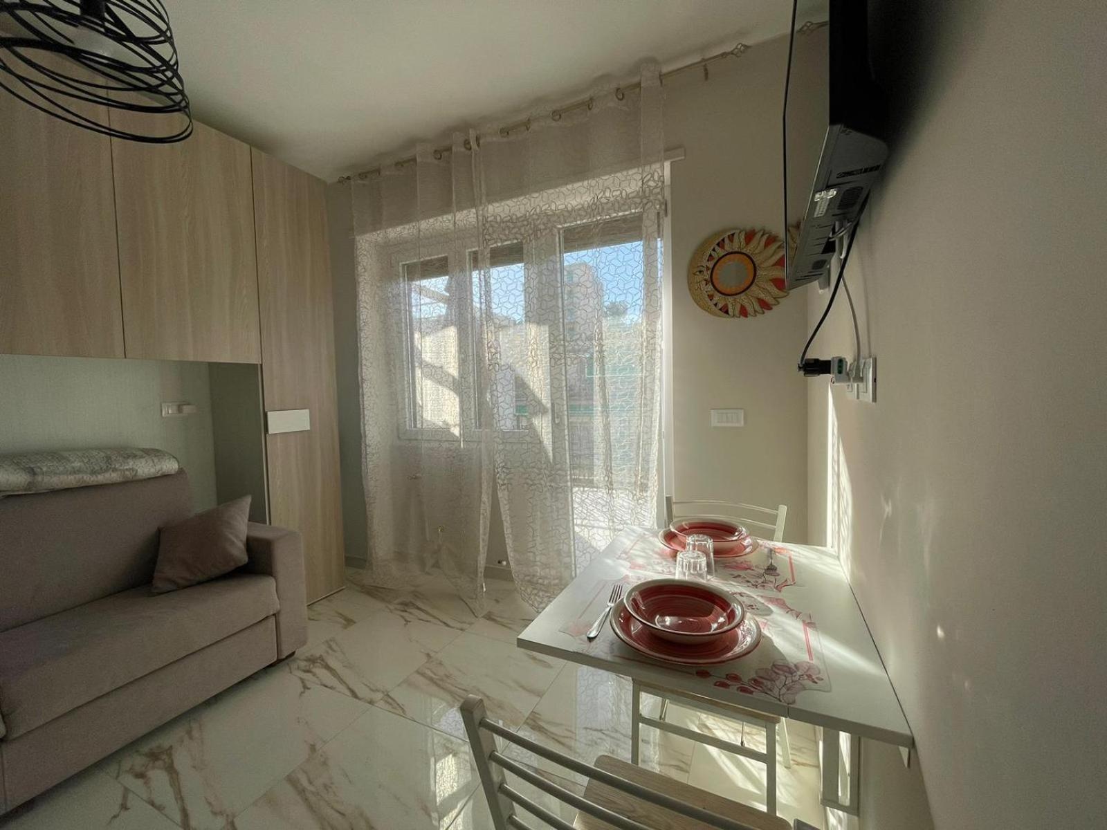 Wh - Un Posto Al Sole - Attico Monolocale Con Parcheggio Gratuito - 5 Minuti Dal Centro - Wifi Apartment Sanremo Bagian luar foto